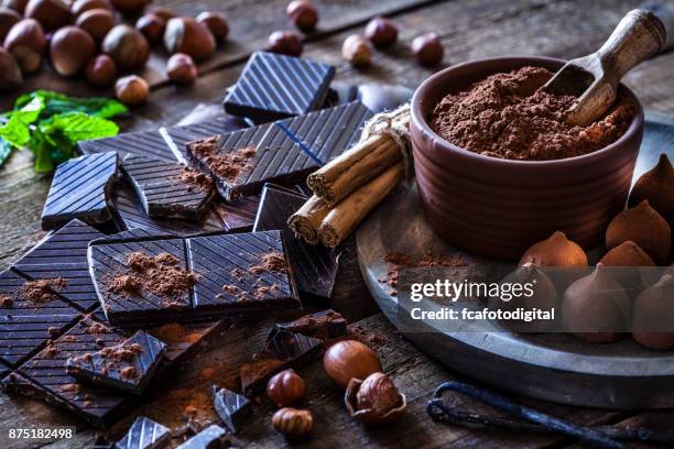 voorbereiding van zelfgemaakte chocolade truffels - hazelnut meal stockfoto's en -beelden