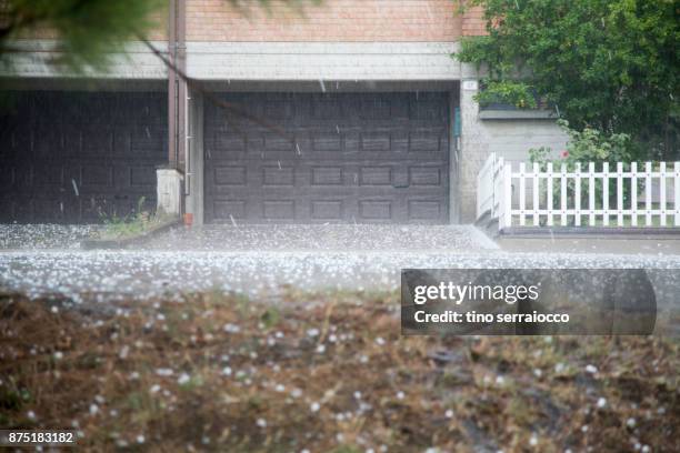 during haistorm from sky with rain - hagelschauer stock-fotos und bilder