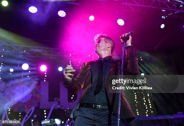 Robin Thicke performs at The Annual Rodeo Drive Holiday Lighting Celebration on November 16, 2017 in Beverly Hills, California.