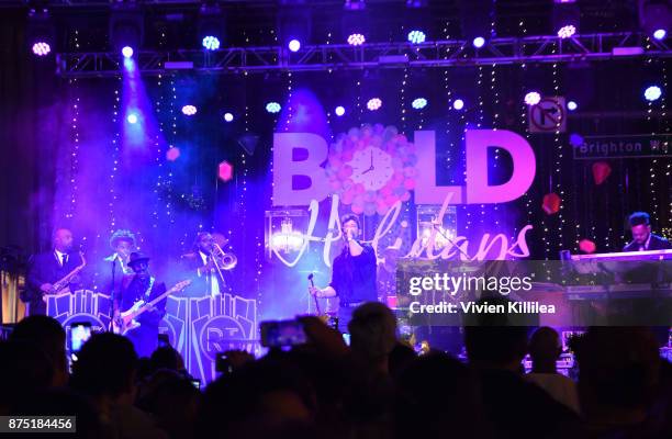 Robin Thicke performs at The Annual Rodeo Drive Holiday Lighting Celebration on November 16, 2017 in Beverly Hills, California.