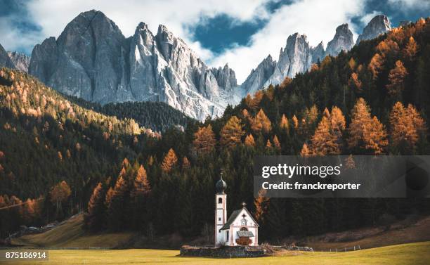 église santa maddalena, à val di funes - état fédéré du tyrol photos et images de collection