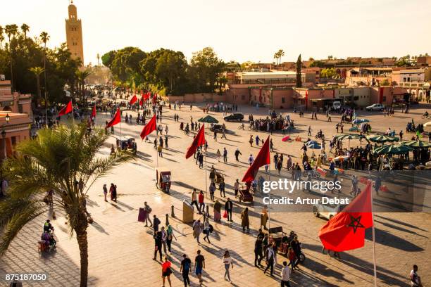 beautiful sunset in the jemaa el fna square in the city of marrakech with bustle activity, street food market lights and colorful sky, picture taken during travel vacations in morocco. - djemma el fna square 個照片及圖片檔