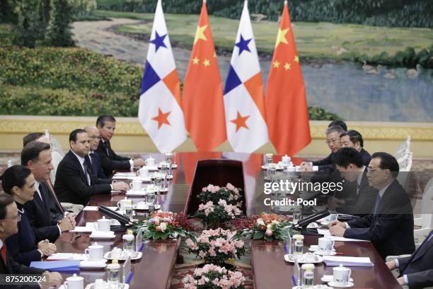 Chinese Premier Li Keqiang and Panama's President Juan Carlos Varela attend a meeting at the Great Hall of the People on November 17, 2017 in...