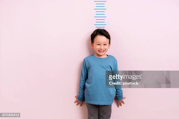 測量他的高度的孩子 - 高度表 個照片及圖片檔