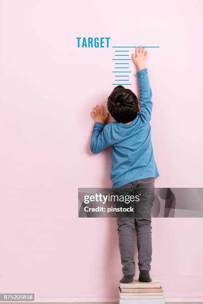 kind zijn hoogte meten - groeimeter stockfoto's en -beelden