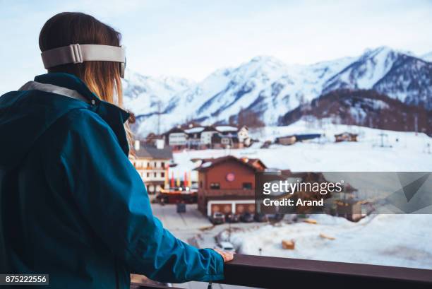 jonge snowboarder vrouw - female skier stockfoto's en -beelden