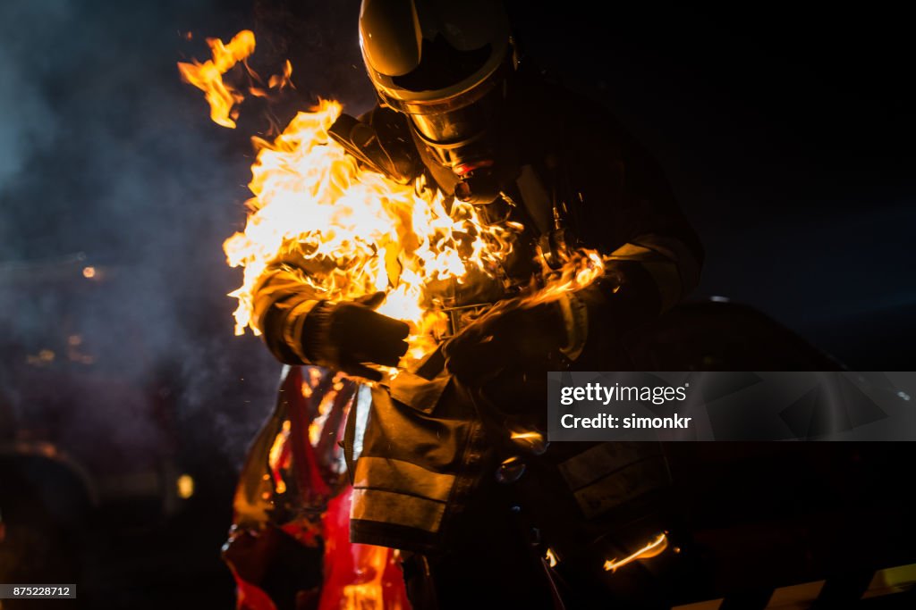 Pompier avec gravure costume