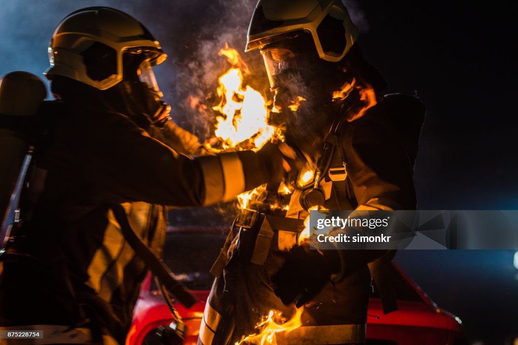 消防員與燃燒的西裝