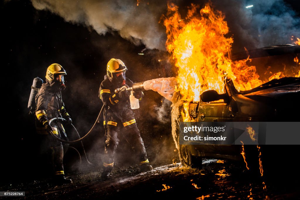 Pulvérisation d’eau sur brûler des voitures de pompiers