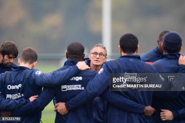 France national rugby union team's coach Guy Noves talks to players during a captain's run session in Marcoussis near Paris on November 17 on the eve...