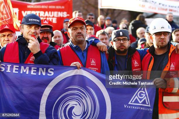 Workers employed by German engineering company Siemens protest pending layoffs in front of the Siemens dynamo factory on November 17, 2017 in Berlin,...