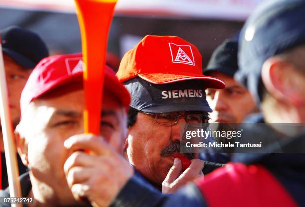 Workers employed by German engineering company Siemens protest pending layoffs in front of the Siemens dynamo factory on November 17, 2017 in Berlin,...