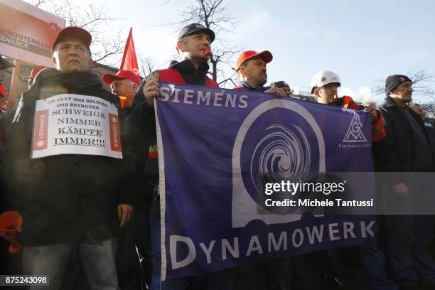 Workers employed by German engineering company Siemens protest pending layoffs in front of the Siemens dynamo factory on November 17, 2017 in Berlin,...