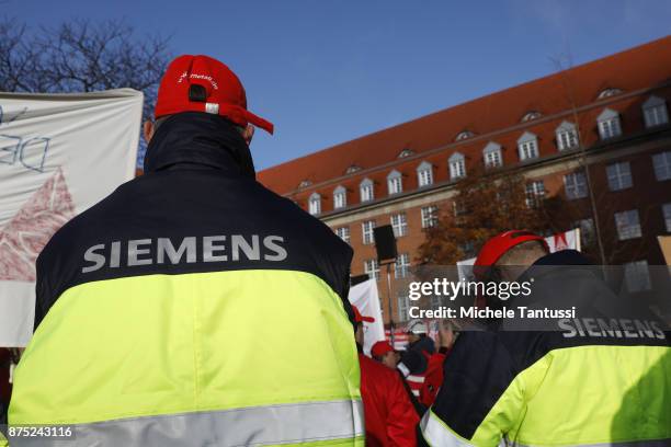 Workers employed by German engineering company Siemens protest pending layoffs in front of the Siemens dynamo factory on November 17, 2017 in Berlin,...