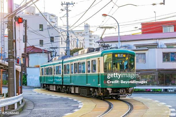 enoshima electric railway (enoden) rue d’exécution dans la ville de kamakura, japon - kamakura stock photos et images de collection