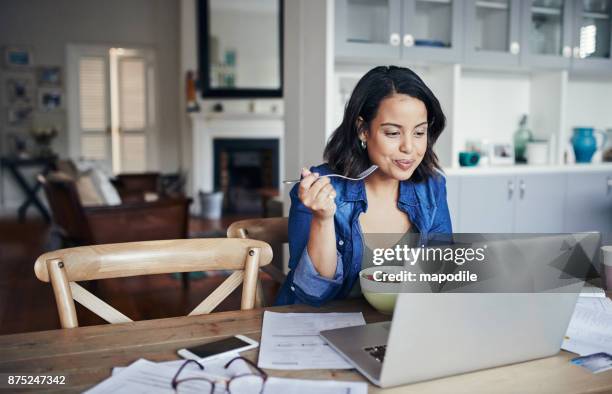 nichts begeistert produktivität wie ein gesundes mittagessen - luncheon stock-fotos und bilder