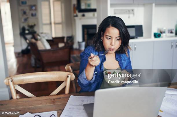 maken van haar breken van een gezonde lunch - lunch break stockfoto's en -beelden