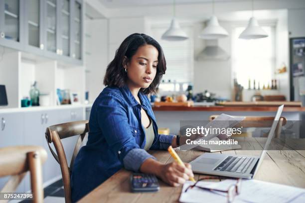 立ち上がって実行している彼女の家のビジネスを得ること - 投資 ストックフォトと画像