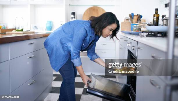 verduras asadas subiendo derecha - baking sheet fotografías e imágenes de stock