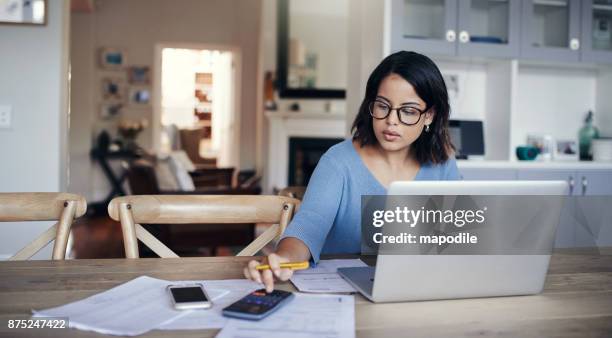 wat de begroting op zoek zoals deze maand? - kantoor thuis vrouw computer stockfoto's en -beelden