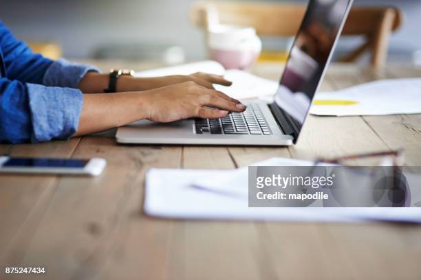 mani che fanno accadere la produttività - blogger with laptop foto e immagini stock