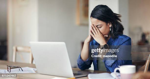 quand le travail à domicile n’est pas travail dehors - faute photos et images de collection