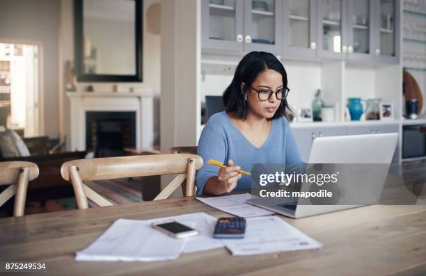 haar huis is een plek voor productiviteit - business studies stockfoto's en -beelden