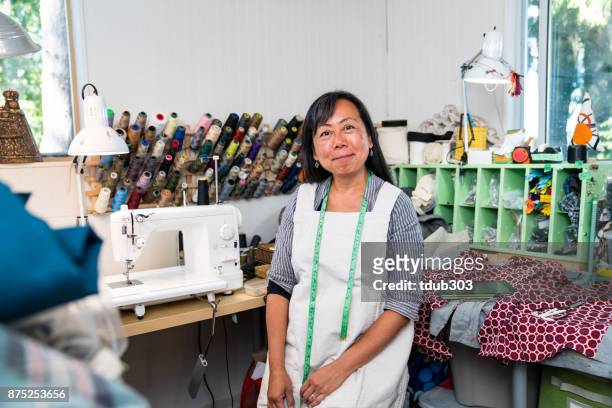 eine unternehmerin in ihrem textil-atelier - insel salt spring island stock-fotos und bilder