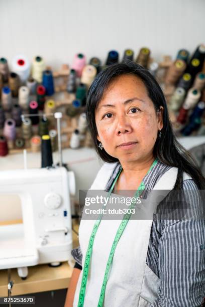 eine unternehmerin in ihrem textil-atelier - insel salt spring island stock-fotos und bilder