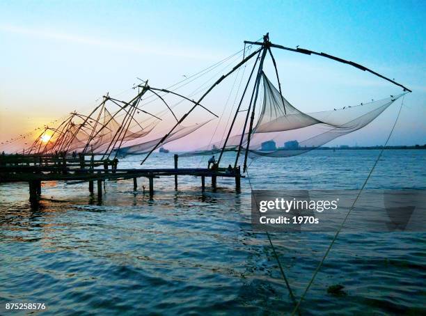 夕暮れ、フォート コーチン、インド中国の漁網。 - ケララ州 ストックフォトと画像