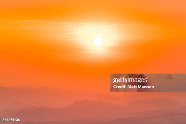 dramatic african sunrise over mpumalanga province south africa - fata morgana stock-fotos und bilder