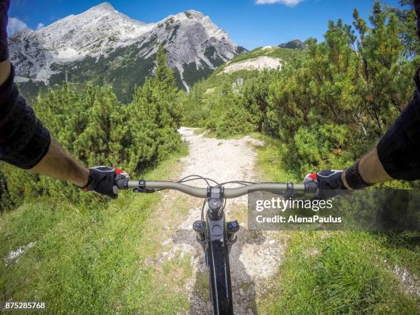 mountainbike fahren in den alpen pov - gopro stock-fotos und bilder