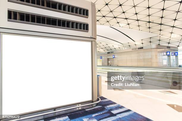 leere werbung frame in flughafen - airport advertising stock-fotos und bilder