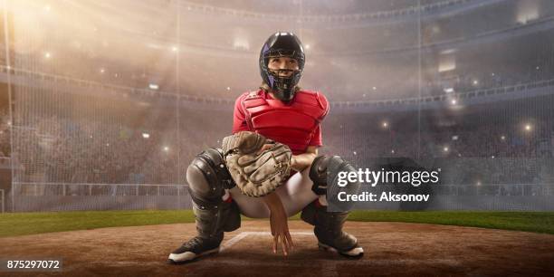 プロの舞台でソフトボール女性キャッチャー - baseball catcher ストックフォトと画像