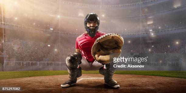 プロの舞台でソフトボール女性キャッチャー - baseball catcher ストックフォトと画像