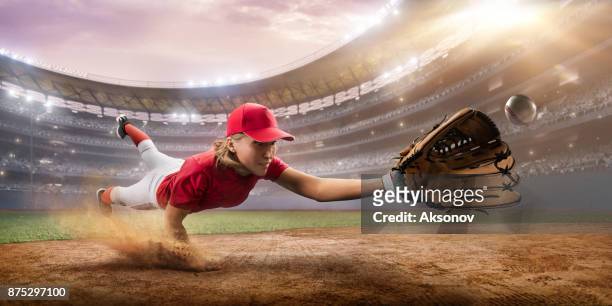 softboll kvinnliga spelare på en professionell arena - basebollhandske bildbanksfoton och bilder