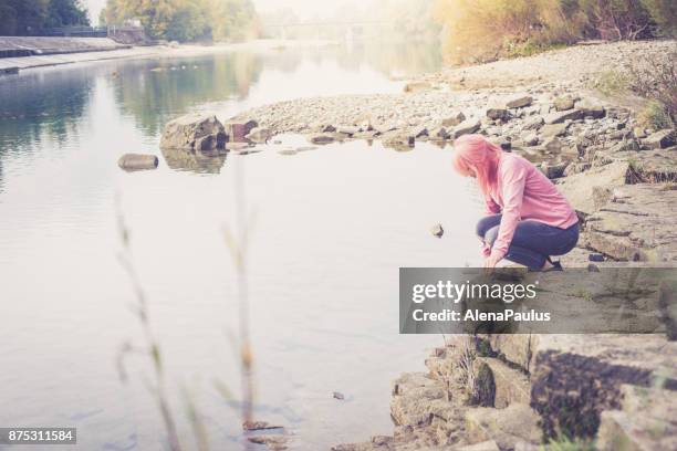 joven rosa milenaria - millennial pink fotografías e imágenes de stock