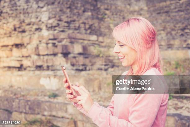 joven rosa milenaria - millennial pink fotografías e imágenes de stock
