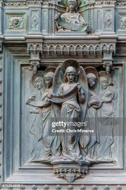designs of the front doors of duomo santa maria del fiore - portal del angel stock pictures, royalty-free photos & images