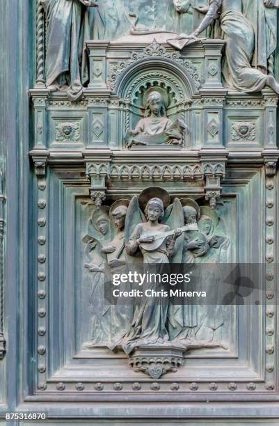 designs of the front doors of duomo santa maria del fiore - portal del angel stock pictures, royalty-free photos & images