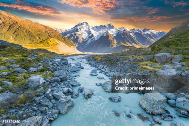 mount cook und lake matheson neuseeland - mt cook stock-fotos und bilder