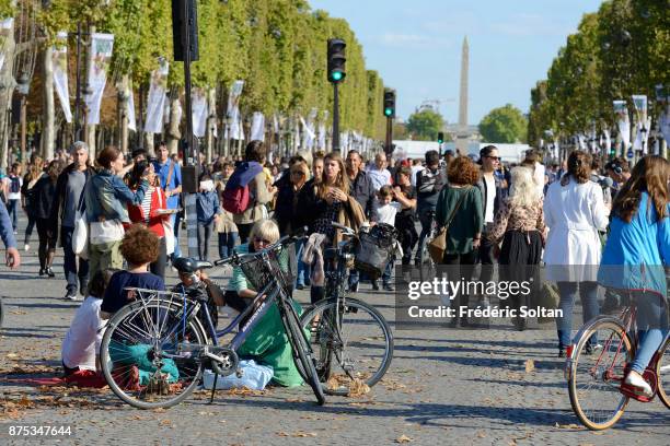 Tourists and Parisians enjoy the Champs Elysées during the 2016 car-free day organised in Paris across 45% of the area of the city on September 25,...