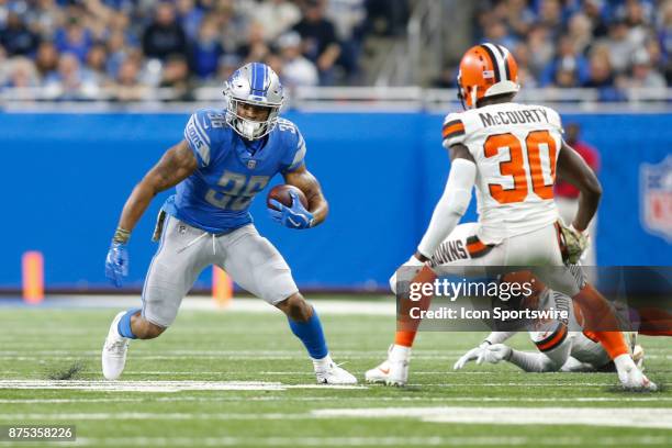 Detroit Lions running back Dwayne Washington runs with the ball during game action between the Cleveland Browns and the Detroit Lions on November 12,...