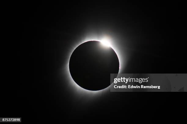 diamond ring - eclissi solare foto e immagini stock
