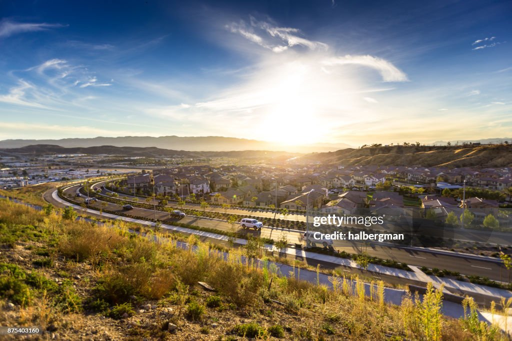 Sun Hits Horizont hinter amerikanischen Vorstadt