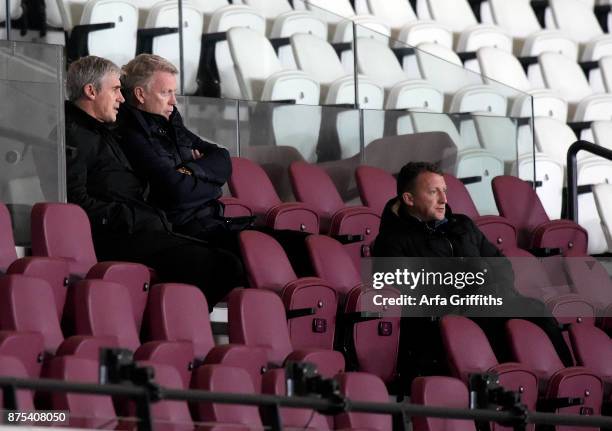 David Moyes of West Ham United chats with his assistant Alan Irvine with Billy McKinlay in front during the Premier League 2 match between West Ham...