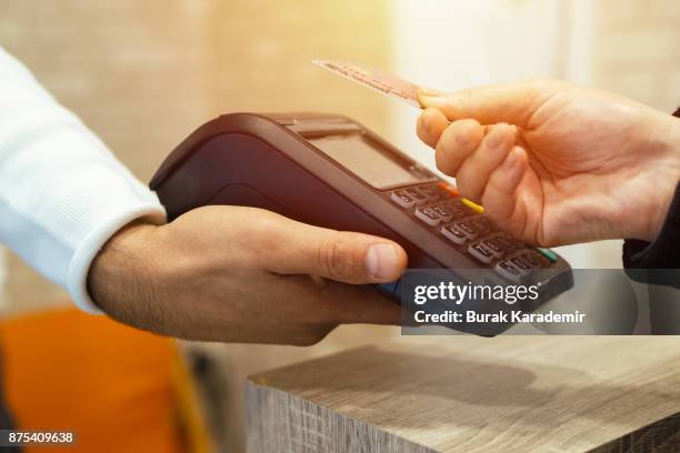 mobile/contactless payment - customers pay with contactless cards stock-fotos und bilder