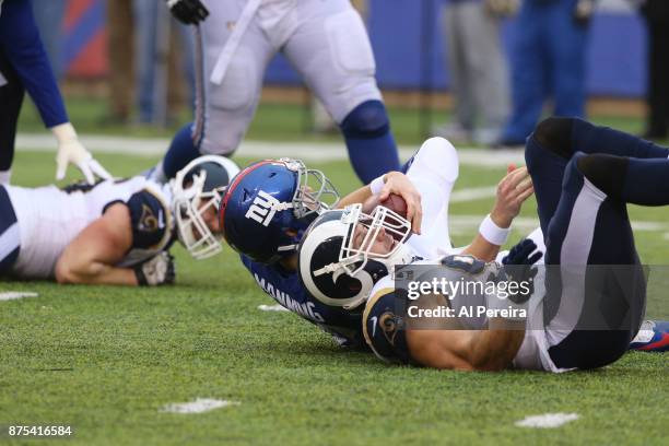 Linebacker Connor Barwin of the Los Angeles Rams in action against the New York Giants at MetLife Stadium on November 5, 2017 in East Rutherford, New...