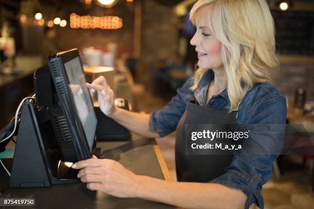 doing bill - caixa registadora imagens e fotografias de stock