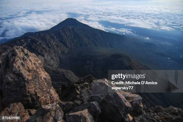 the summit of mount meru - berg kilimandscharo stock-fotos und bilder